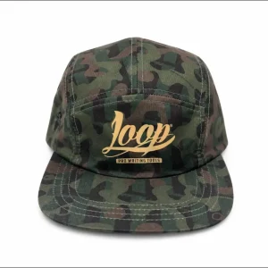 Gorra de 5 paneles Loop Pro Writing Tools en estampado camuflaje con logo dorado.